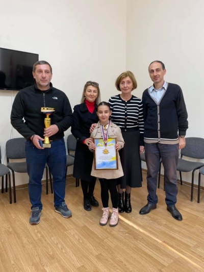 Награждение воспитанницы ДЮСШ Карапетян Николь, занявшей I место в онлайн Кубке по шахматам